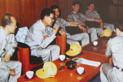 为了进建表国先进技术和治理步骤，前往引进技术与设备的国度进行实地调查。薛仲光厂长在日本。