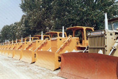 产品整装待发。自1984年对销售尝试了承包责任造，调动了职工的积极性，加强了责任感，从而扭转了从前等、靠、要的被动局面。