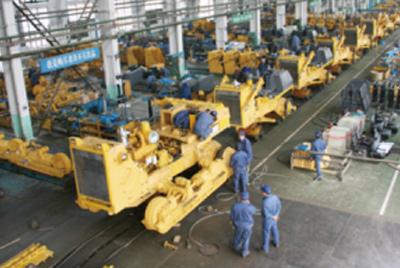 九游老哥J9俱乐部官网牌TY320C推土机在装配分厂试验车间顺利下线，标志取“九游老哥J9俱乐部官网”系列推土机在技术机能和结机关型水平上又上了一个新的台阶。