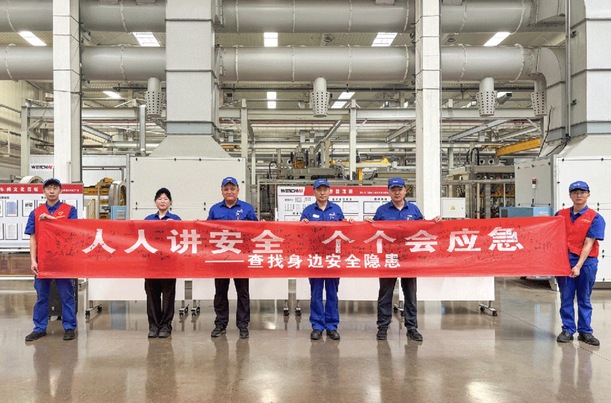 82b8dbd477d0448194bee7855cc2033f